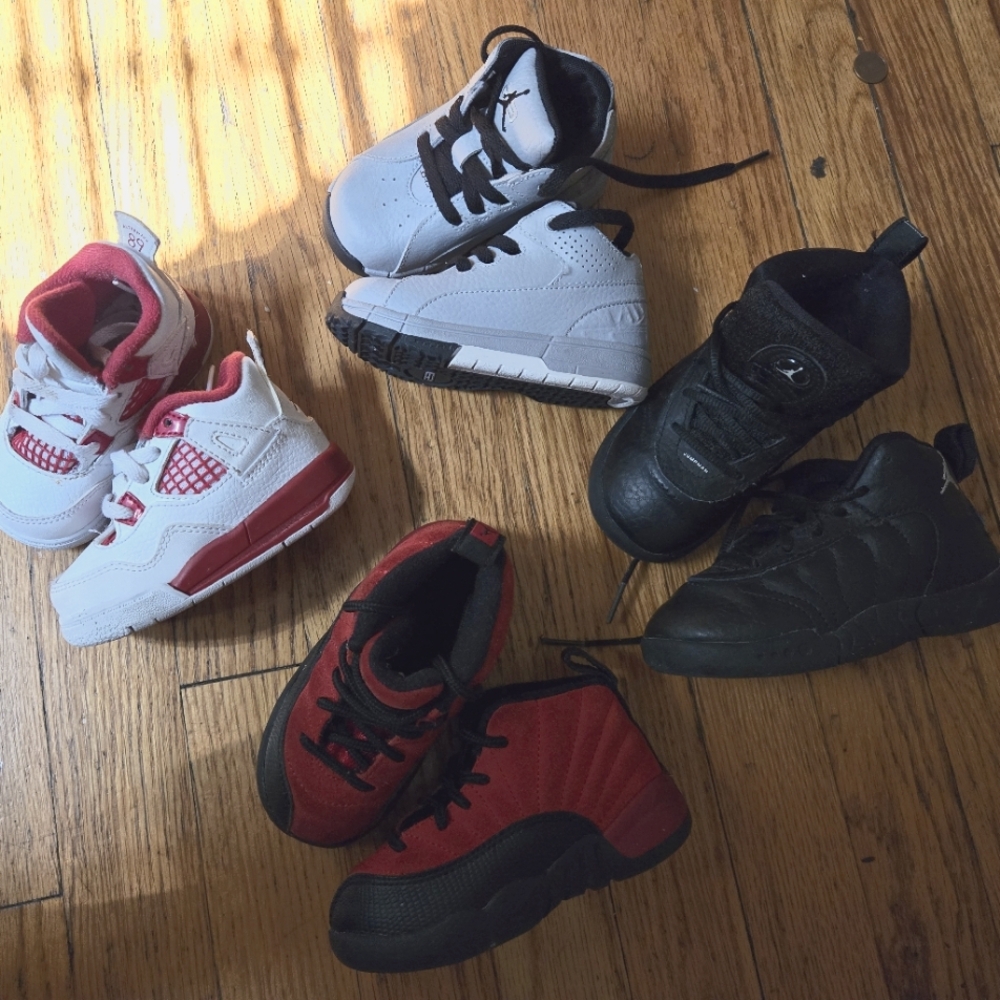 Kids jordan bundle please read size at the the bottom (NOTE ALL ARE NOT THE SAME